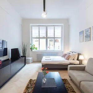 Old Town Square Luxury Apartment Prague